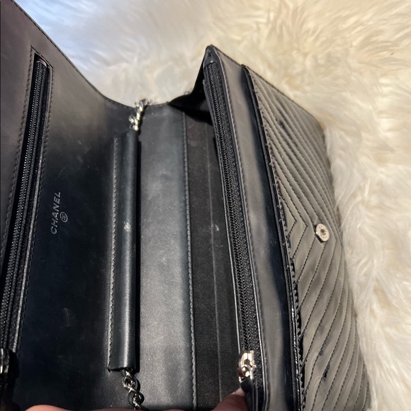 Pre-loved Chanel black Quilted Patent Leather Brilliant , clutch bag. - Picture 6 of 11